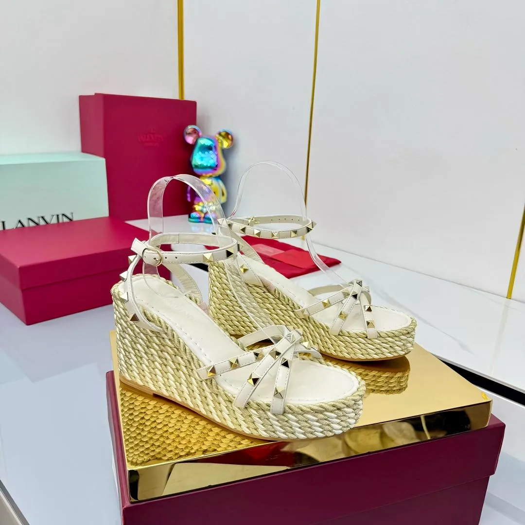 👟👟Ex-factory price 580👟👟 Valentino's new high-version riveted hemp rope woven wedge sandals. Simple and super versatile. Perfect and luxurious on the feet, they can be matched with any spring and summer clothes. The feet feel even more comfortable! The material is a perfect replica of the original version. The original buckle is disassembled and molded. Cowhide surface. Cowhide lining. Electroplated rivet buckle. Original non-slip rubber outsole. Three colors available! The gold heel is about 10cm high. The forefoot platform is about 4cm. It comes with original packaging from the counter! SIZE: 35--40 (41 can be customized)